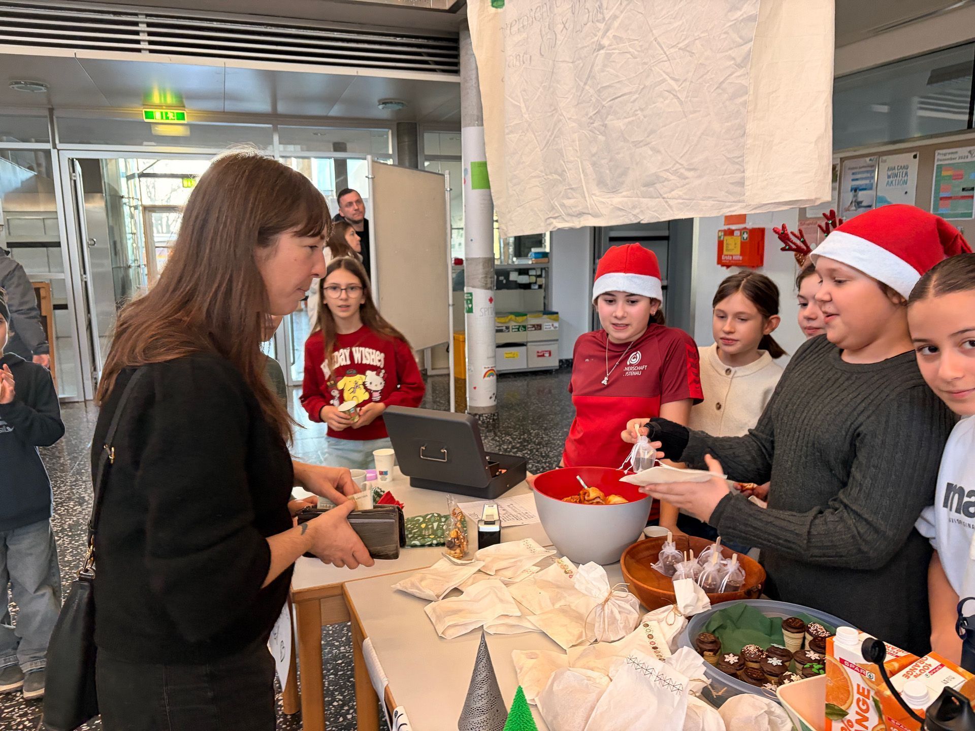 Viele Eltern unterstützten das Vorhaben und kauften kräftig ein. 