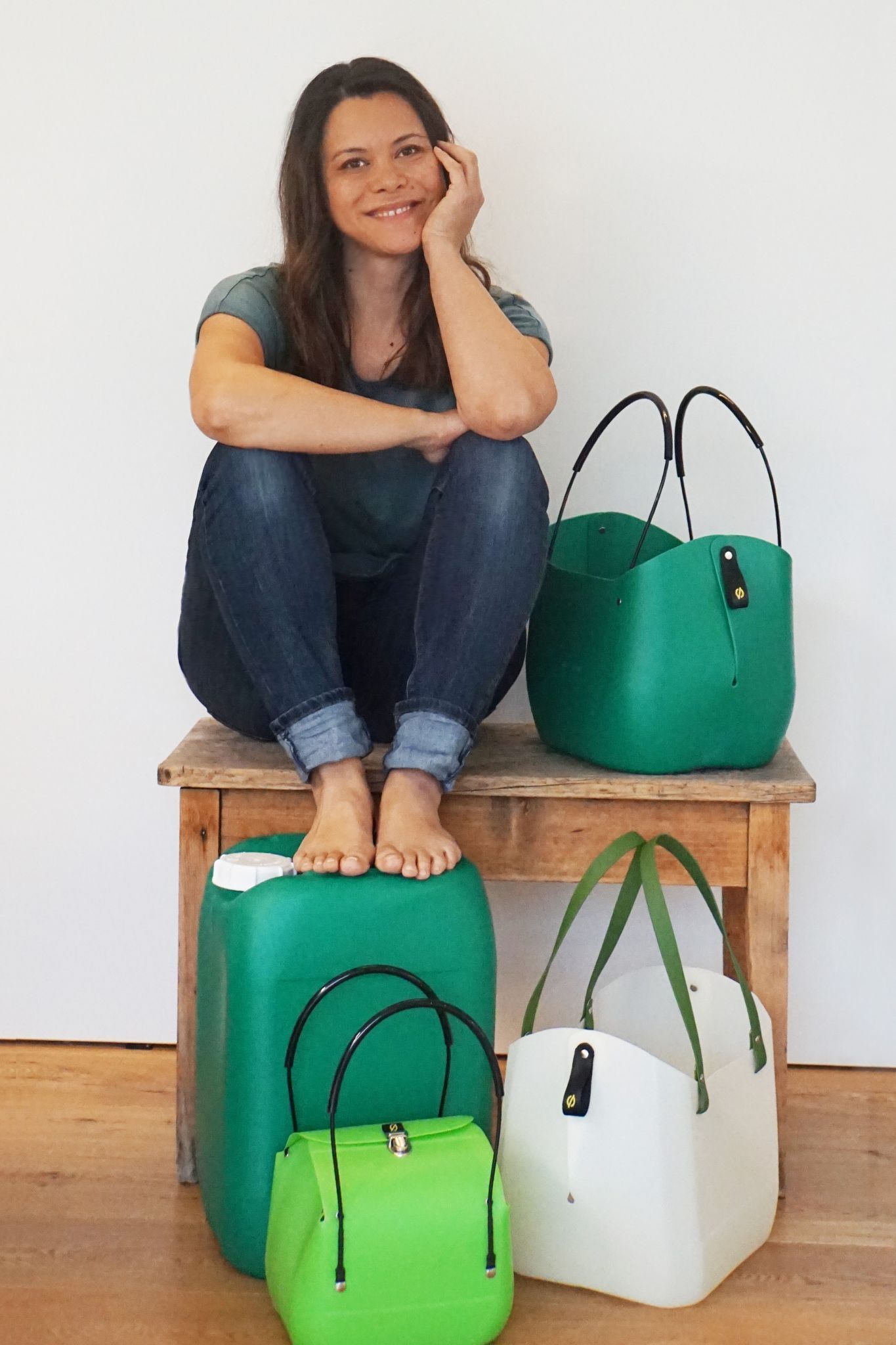 Sie gestaltet aus Einwegkanistern formschöne und stabile Körbe und Taschen