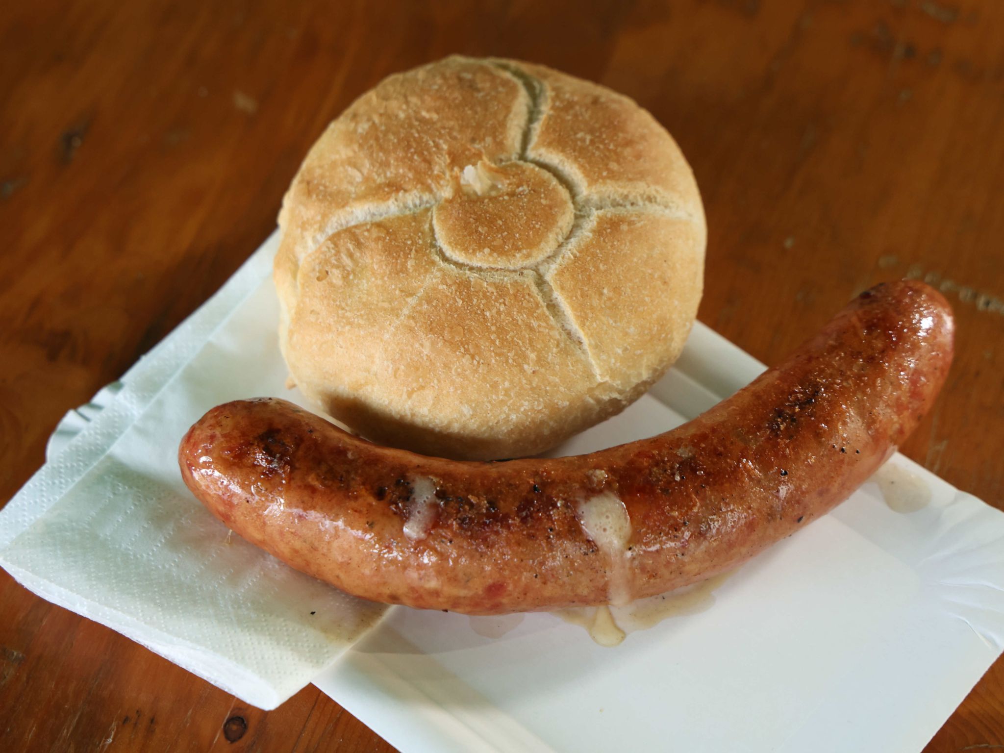 Eine Käsekrainer aus Hühnerfleisch.