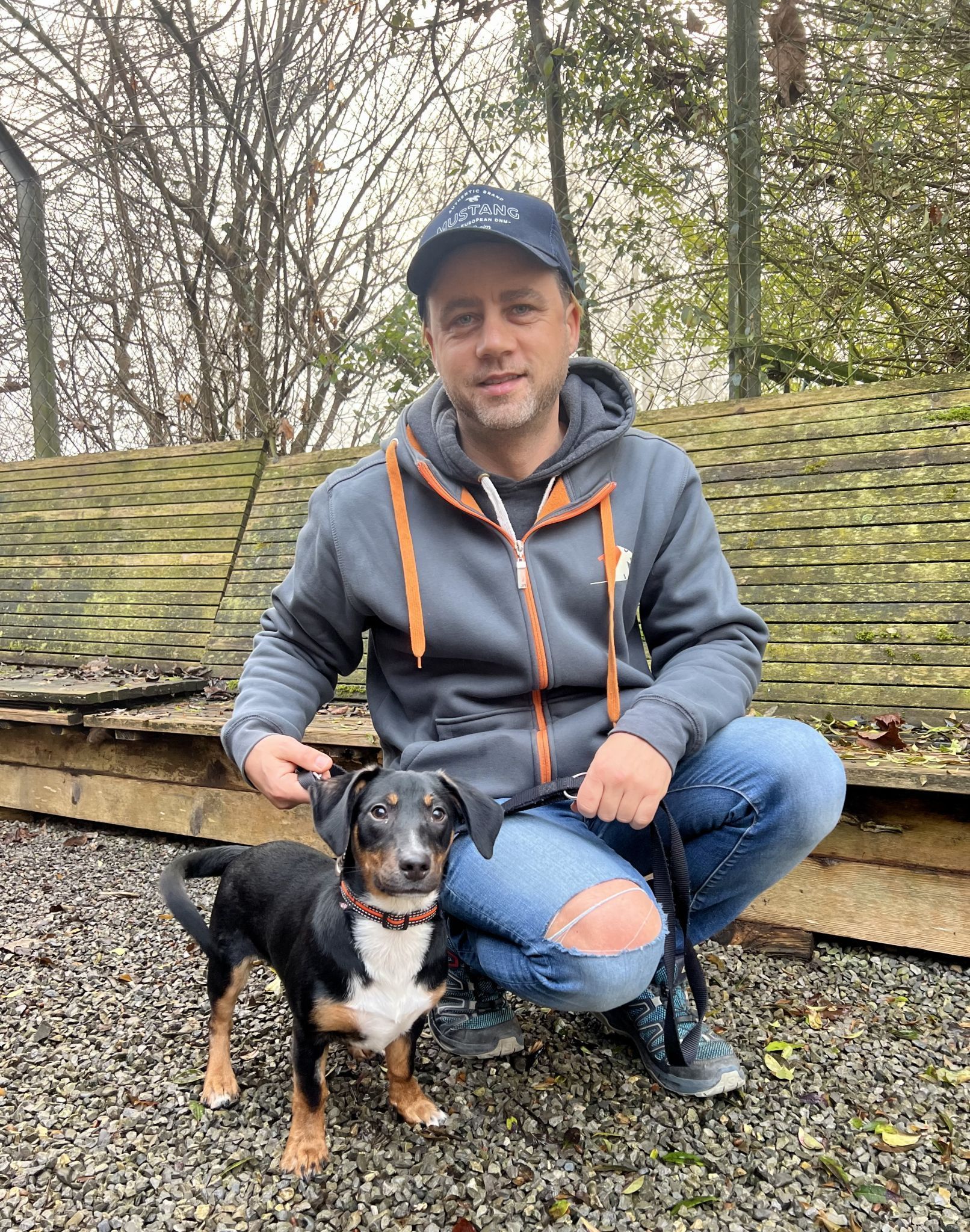 Mirko Milohnic mit Welpe Marty, der am 3.12. in Bregenz, im Bereich Stadion/Seebad gefunden wurde und nach dessen Besitzer gesucht wird. 