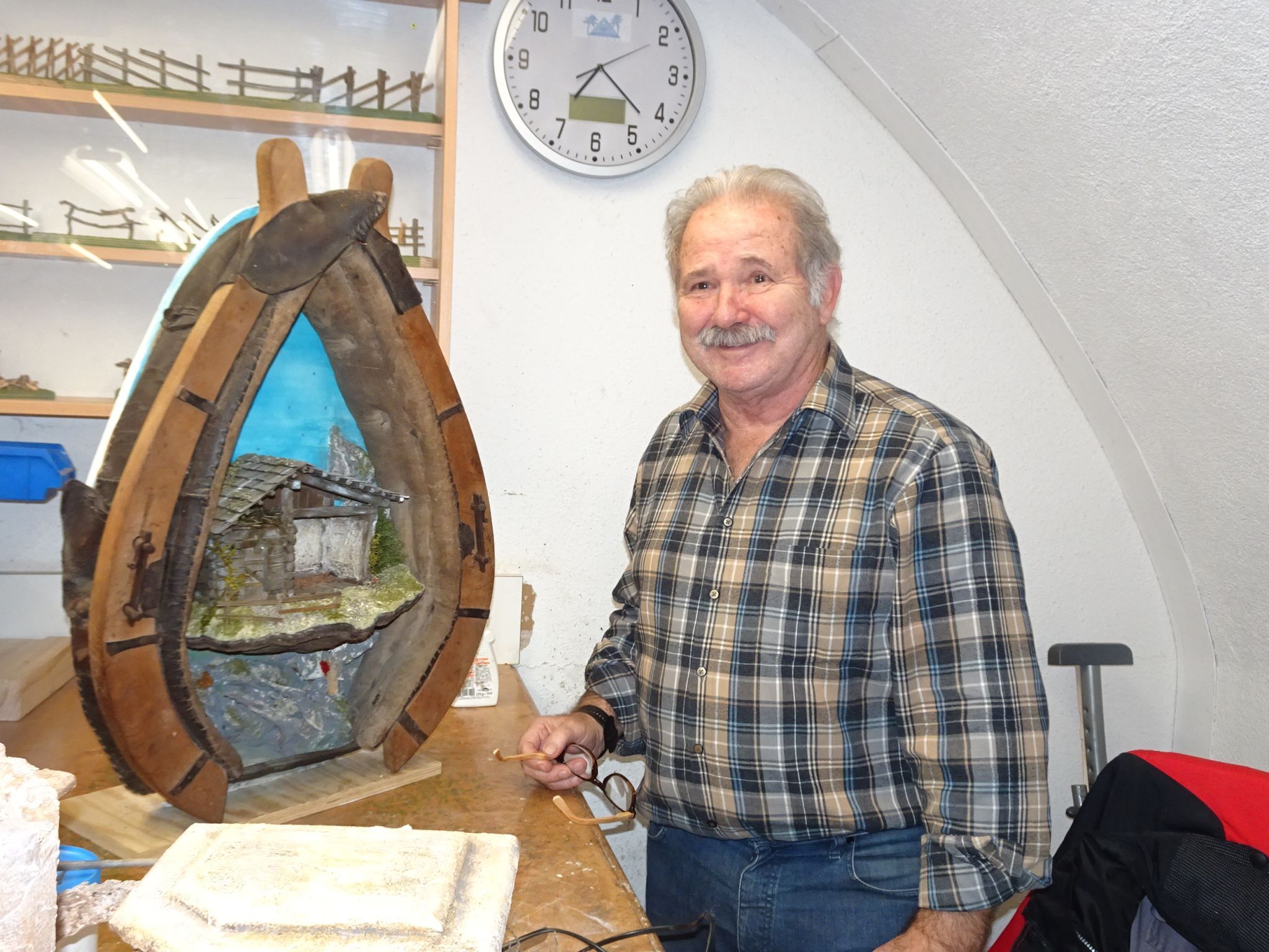 Reini Fußenegger vor einer der besonderen Krippen, die heuer im Kulturhaus zu bewundern sind.