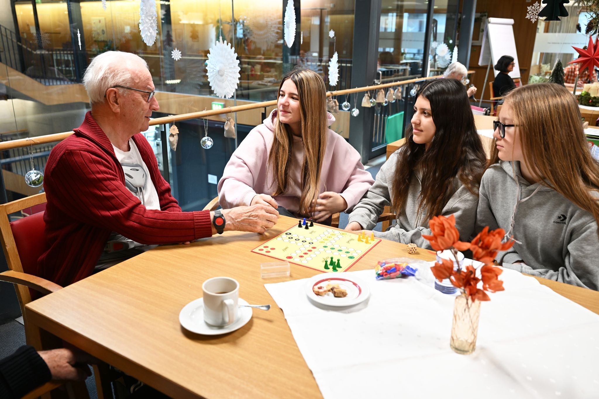 •	Jugendliche und Bewohner kamen schnell ins Gespräch.