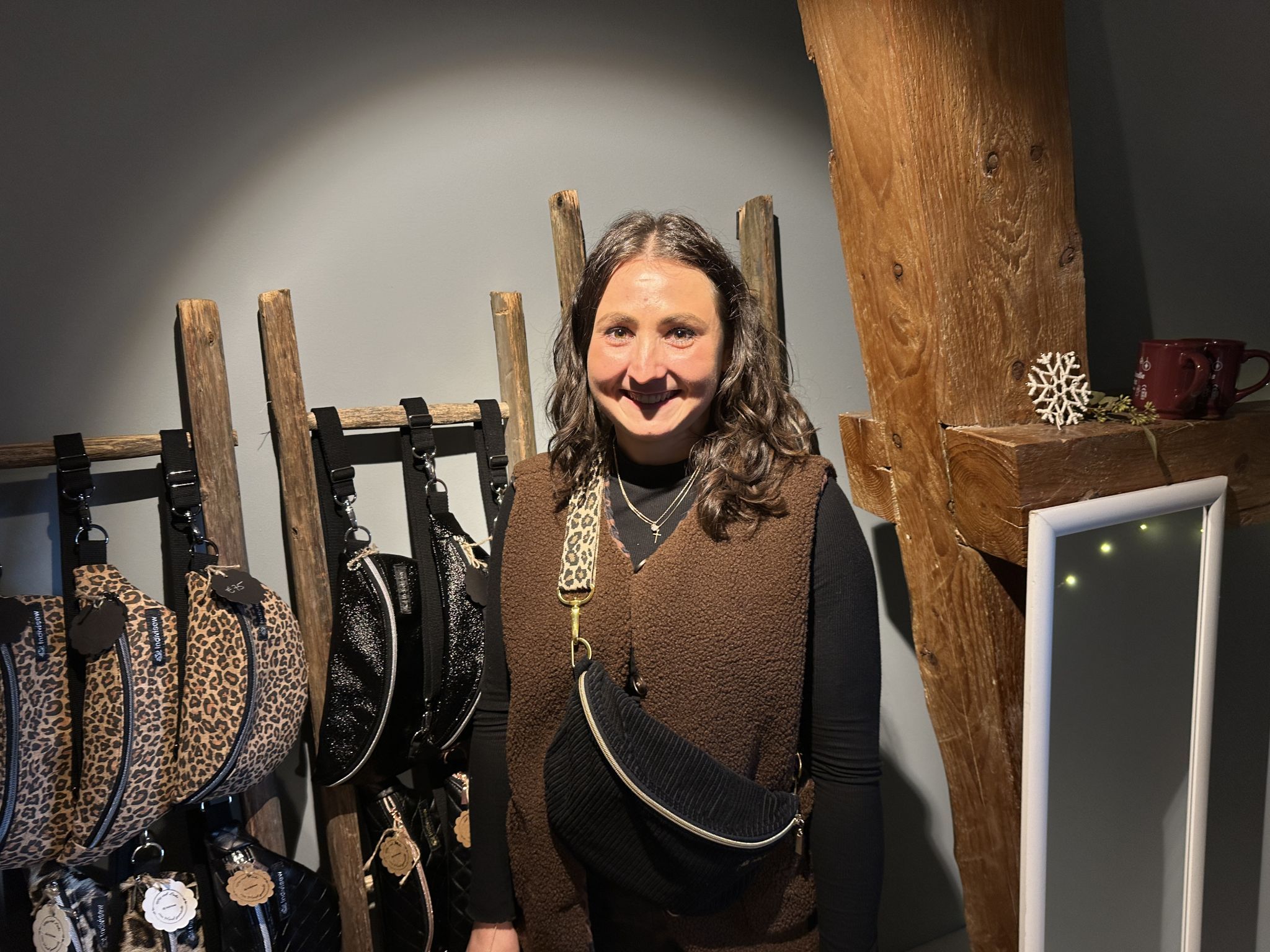 1)	Theresa Linher, Ludesch: Ich nähe Taschen jeglicher Art, so auch Windeltaschen, kleine Geldtaschen oder auch Kosmetiktäschchen. Aktuell sind Bauchtaschen wieder sehr gefragt.