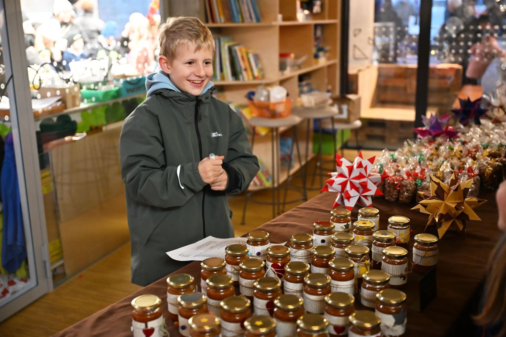 Beim kleinen Adventmarkt boten die Kinder im Unterricht gestaltete Bastelarbeiten an.