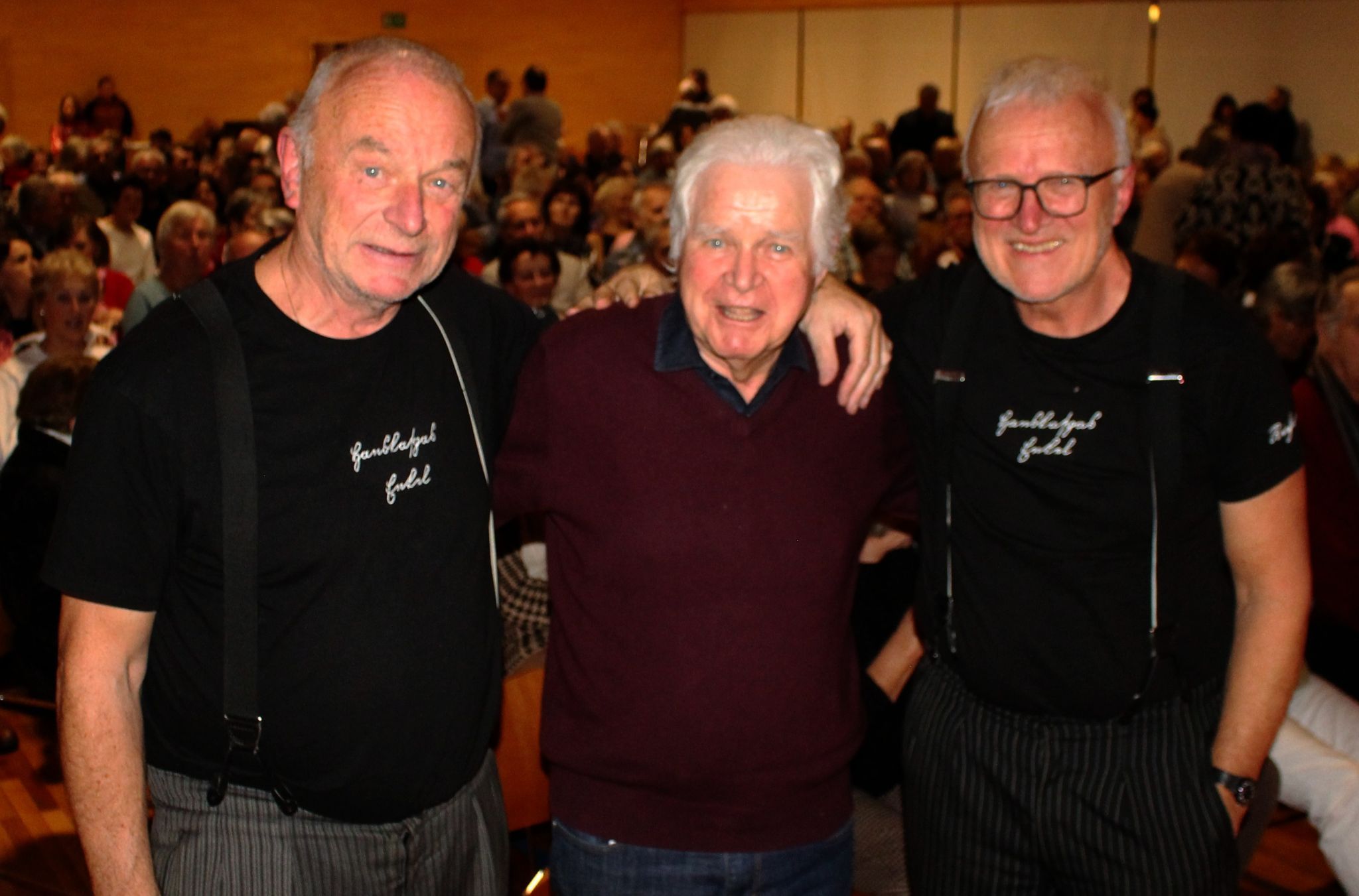 Mit Kurt Mathis verbindet Hanskaspars Enkel eine lange Freundschaft. Immer wieder spielten die drei bei von Mathis organisierten Benefizkonzerten.