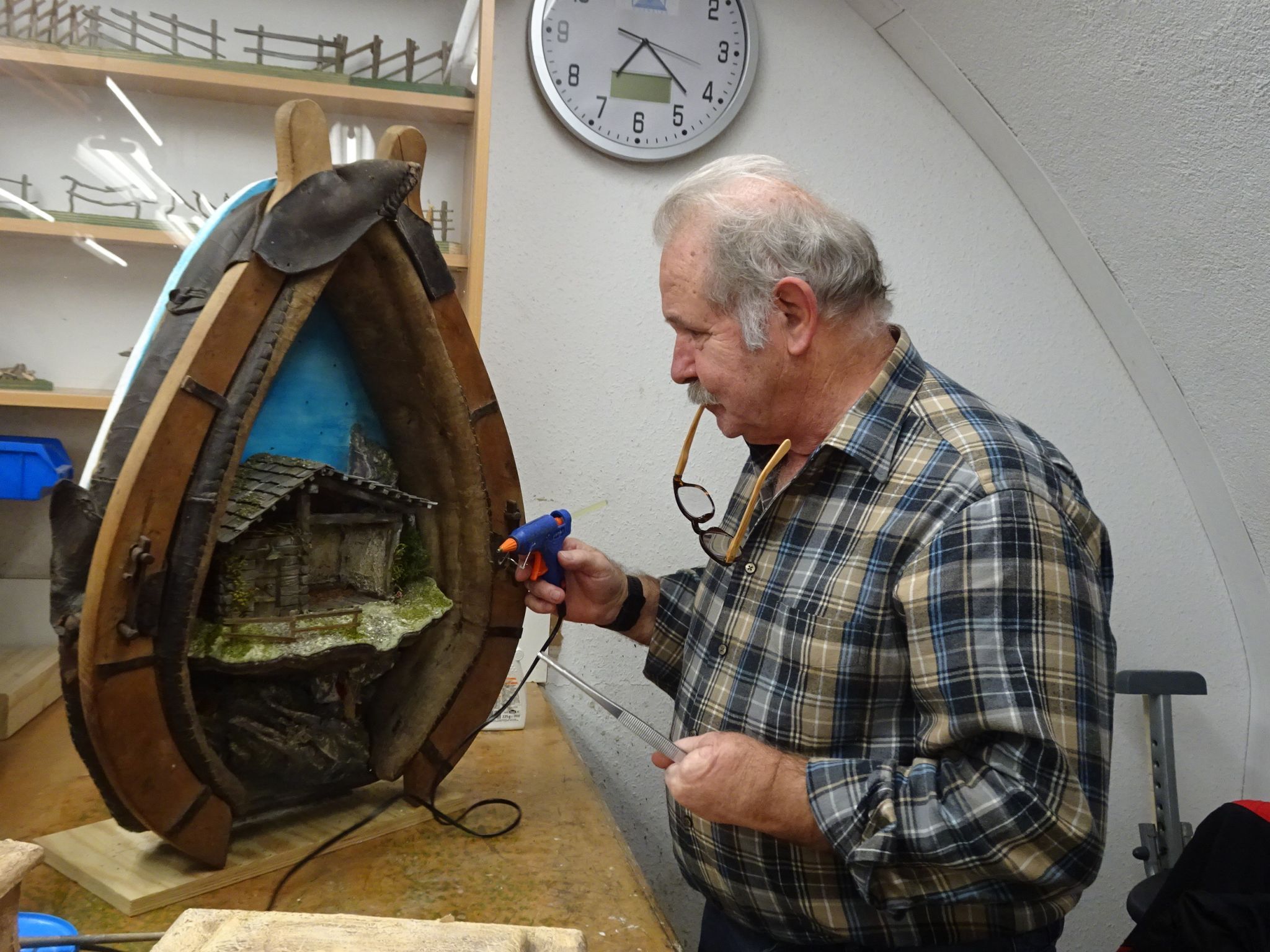 Reini Fußenegger verpasst der Krippe noch den letzten Feinschliff, bevor sie ihren großen Auftritt hat.