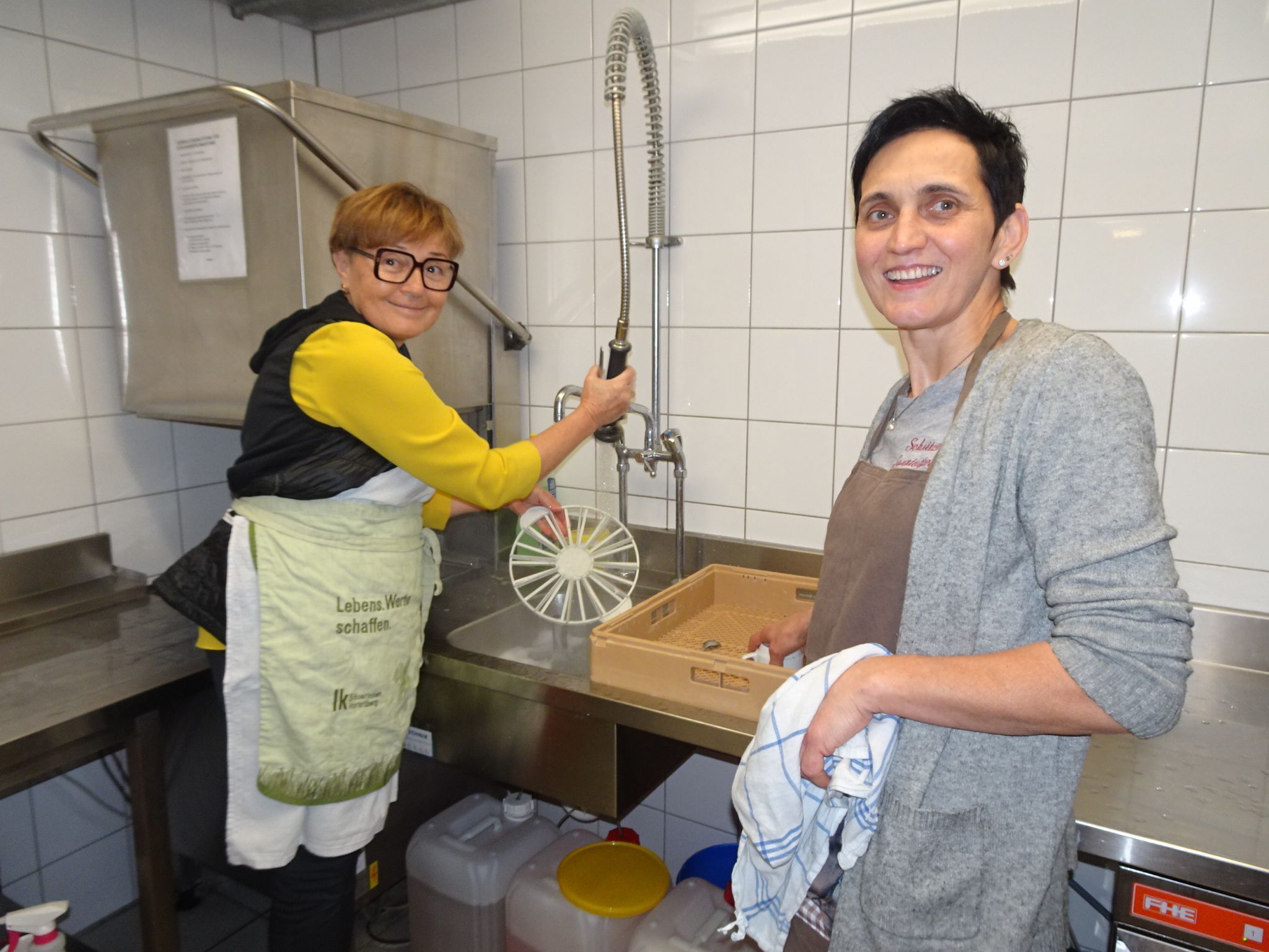 Elisabeth Hofer und Dagmar Hämmerle waren für sauberes Geschirr zuständig.