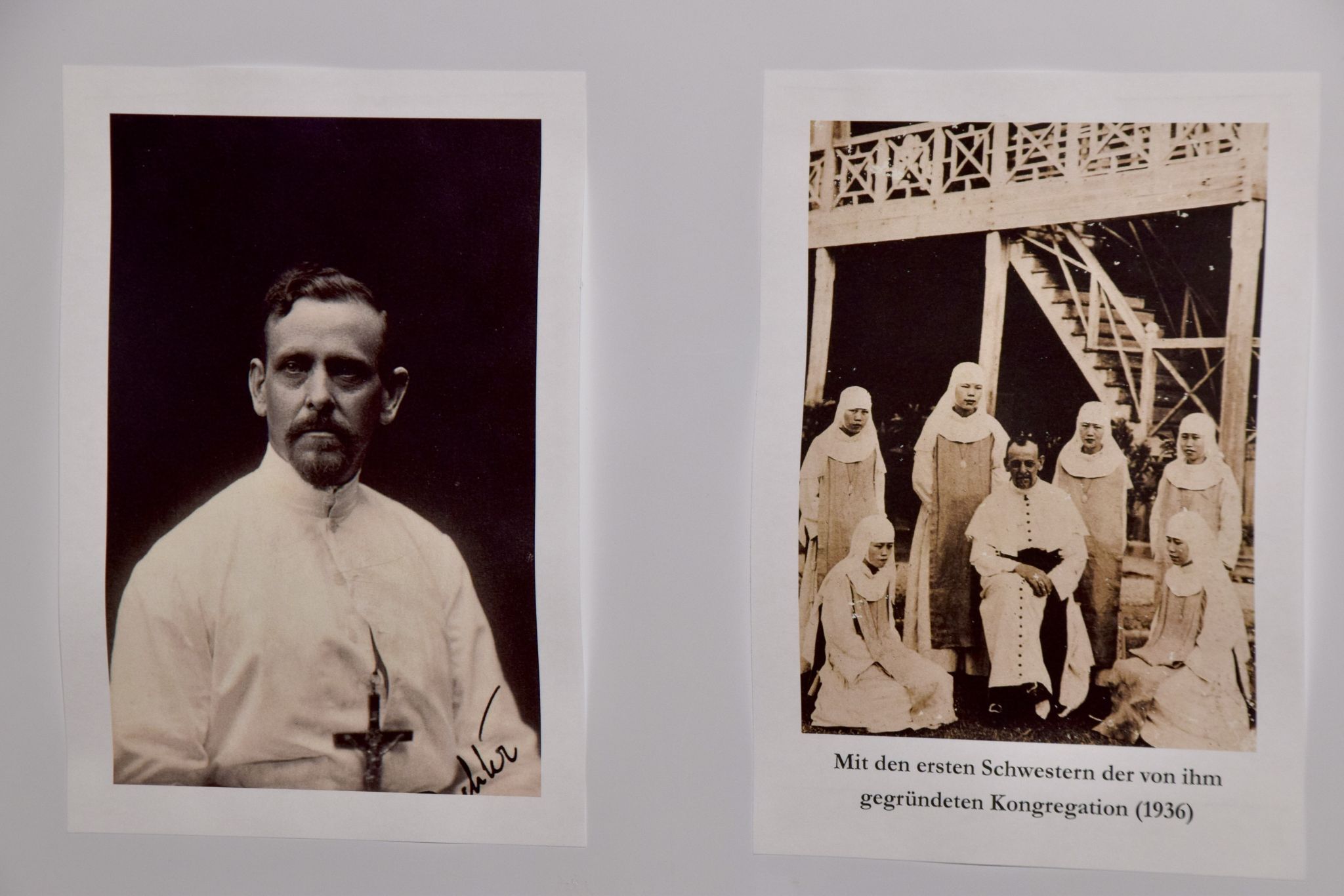 Pater August Wachter mit den ersten Schwestern der von ihm gegründeten Kongregation (1936).