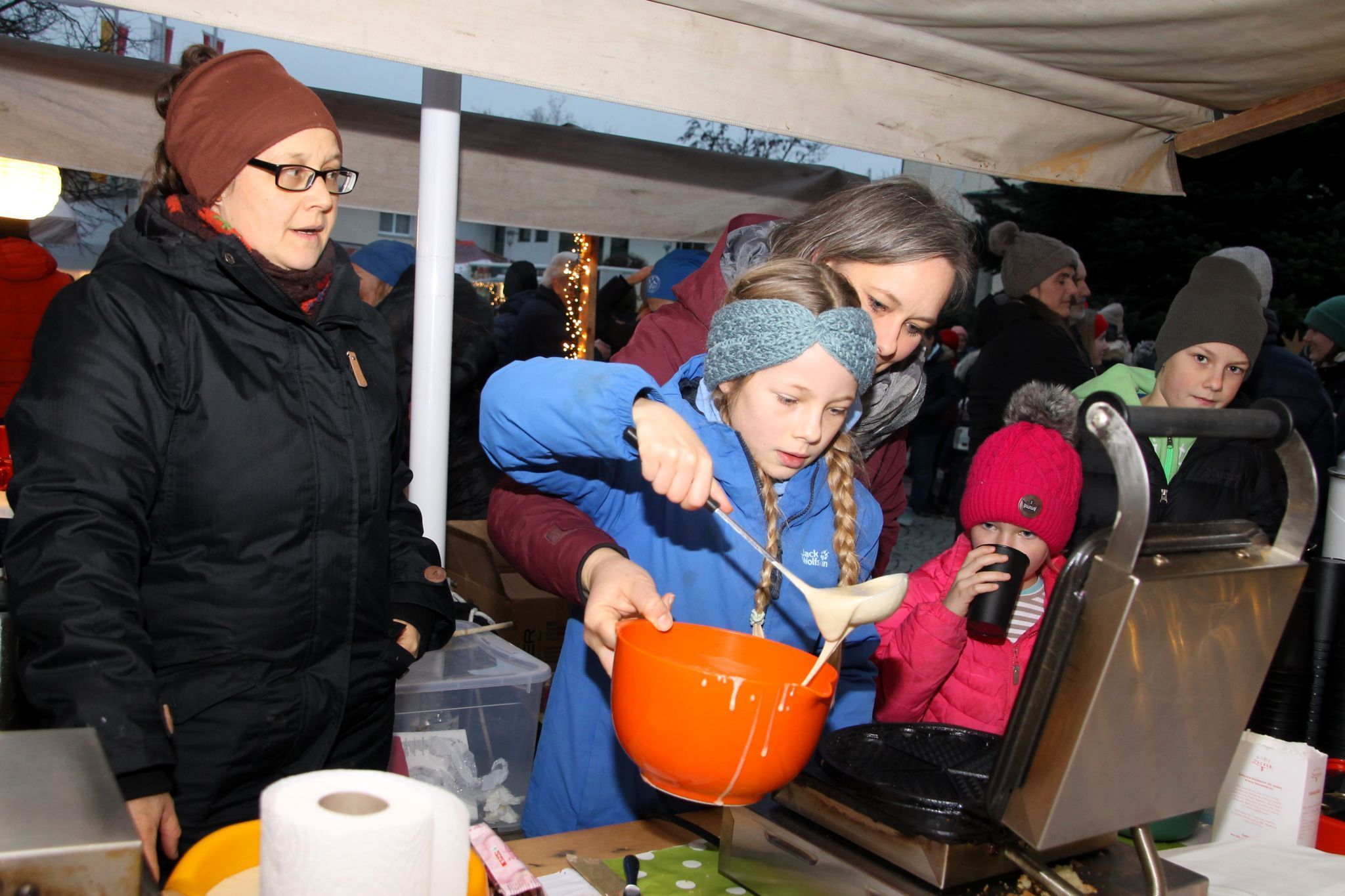 Volksschulkinder und Eltern legten beim Hörbranzer Weihnachtsmarkt gemeinsam Hand an.