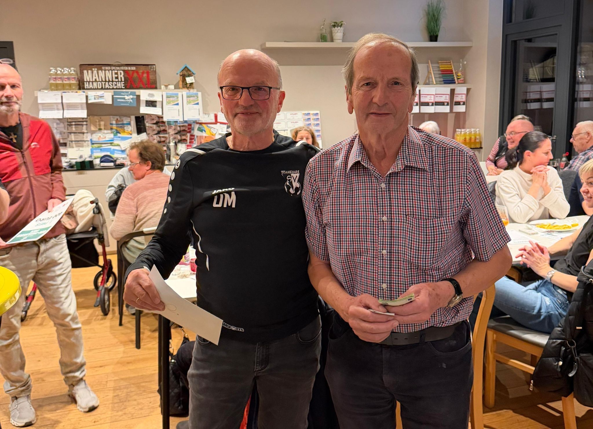 OK-Chef Herbert Lenz (li.) freute sich, dass das Preisjassen wieder so viele Teilnehmer ins Clubheim lockte.