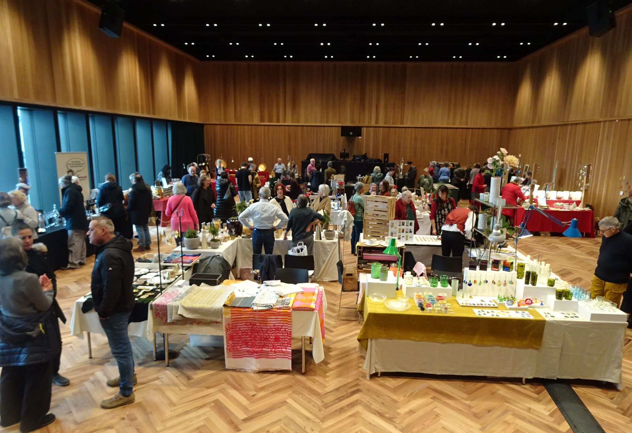 Der Kunsthandwerksmarkt war erstmals im Studa Saal zu Gast und lockte viele Besucher. 