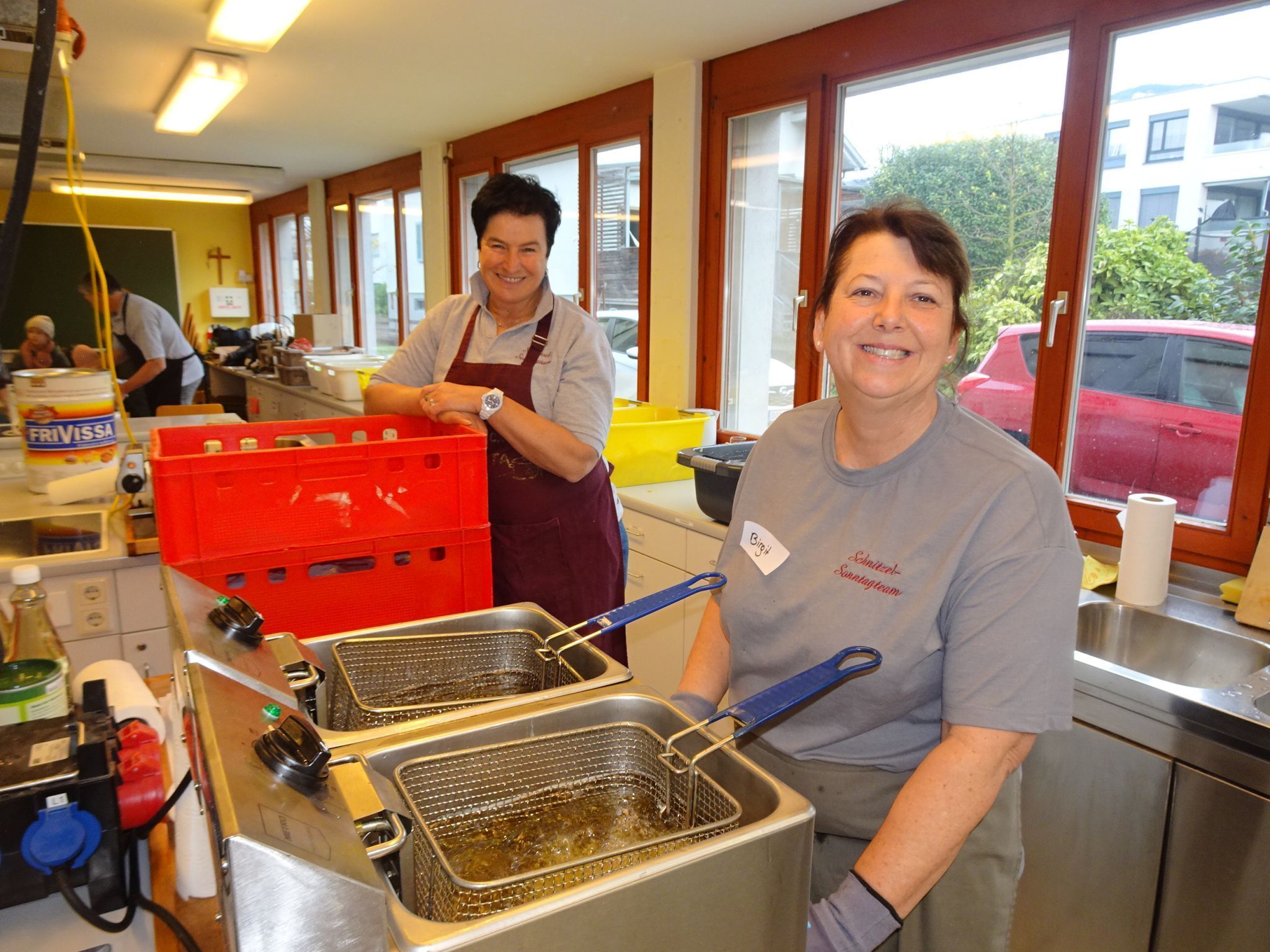 Gutgelaunte Damen an den Fritteusen.