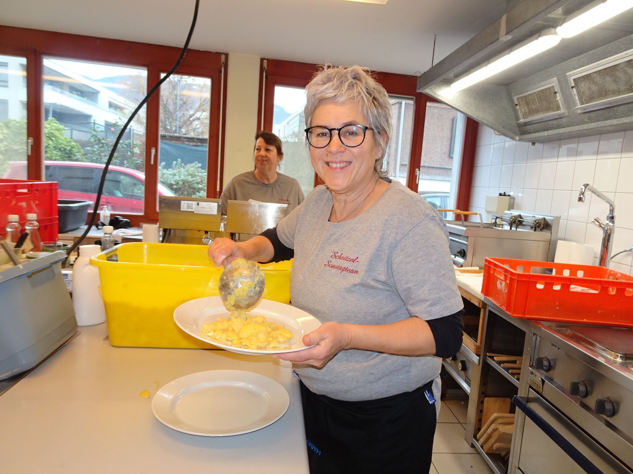 Cornelia Rhomberg schöpfte fleißig Kartoffelsalat - fast 200 kg wurden heuer wieder produziert und auch verzehrt.