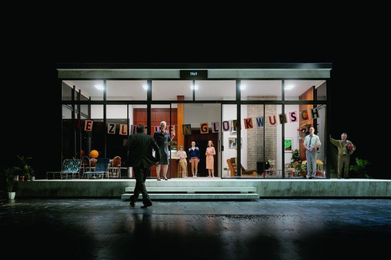 Tiefe Risse im Glashaus