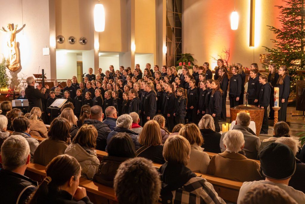 Musikalische Adventandacht der Mittelschule St. Josef füllt Kirche in Nofels