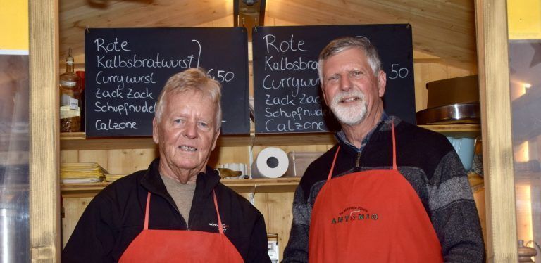 Charity-Einsatz am Bludenzer Christkindlemarkt (am Stand von "Antonio") zugunsten "Stunde des Herzens": Karl-Heinz Martin (ehemaliger Bludenzer Marktkommissär, links im Bild) und Othmar Kraft (früherer Bludenzer Bürgermeister)