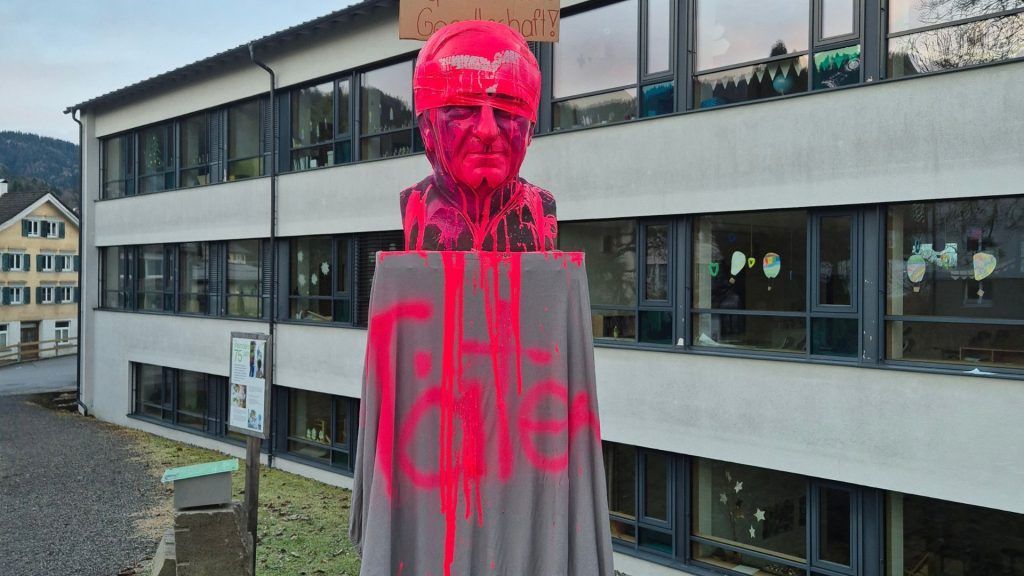"Täter": Pinker Anstrich für Hermann-Gmeiner-Denkmal