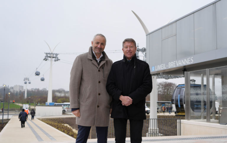 Doppelmayrs längste Stadtseilbahn Europas in Paris eröffnet.