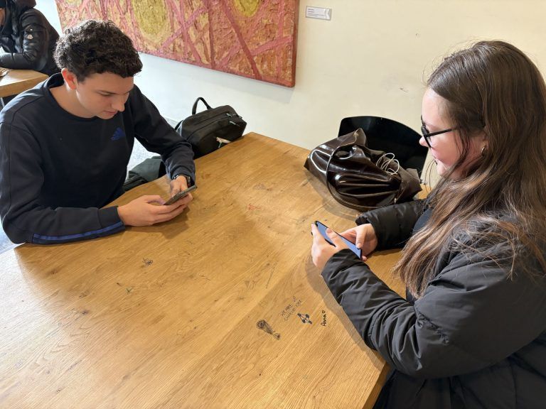 "Warum nicht zuerst sensibilisieren, bevor man gleich verbietet?" - Vorarlberger Jugendliche über Social-Media-Verbot