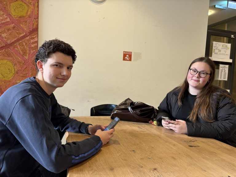 "Warum nicht zuerst sensibilisieren, bevor man gleich verbietet?" - Vorarlberger Jugendliche über Social-Media-Verbot