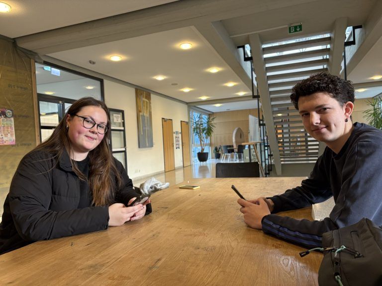 "Warum nicht zuerst sensibilisieren, bevor man gleich verbietet?" - Vorarlberger Jugendliche über Social-Media-Verbot