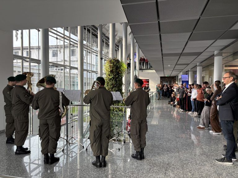 Militärmusik sorgt für weihnachtliche Stimmung