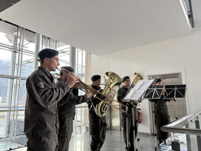 Militärmusik sorgt für weihnachtliche Stimmung