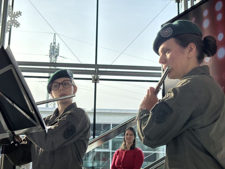Militärmusik sorgt für weihnachtliche Stimmung