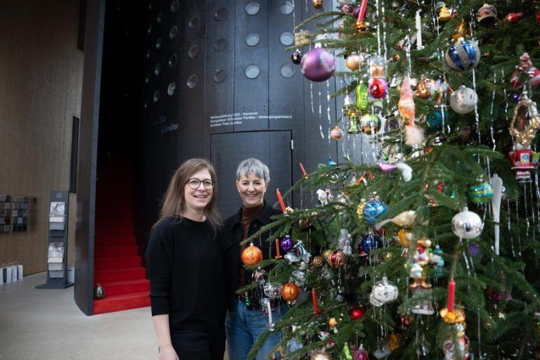 2500 Figuren, sechs Meter Höhe und ganz bewusst "schräg": Wo einer der meistbehängten Christbäume Vorarlbergs steht
