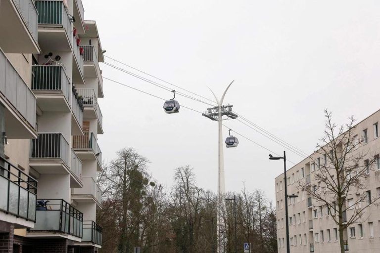 Doppelmayrs längste Stadtseilbahn Europas in Paris eröffnet.