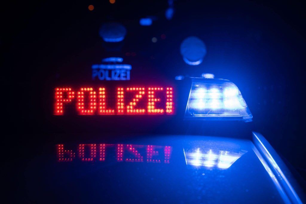 Raser auf regennasser Autobahn von Polizei verfolgt