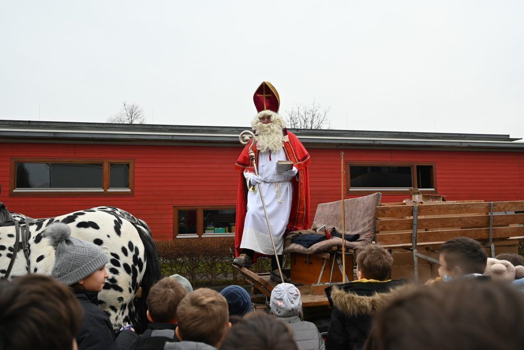 Nikolaus fährt mit Pferdekutsche vor