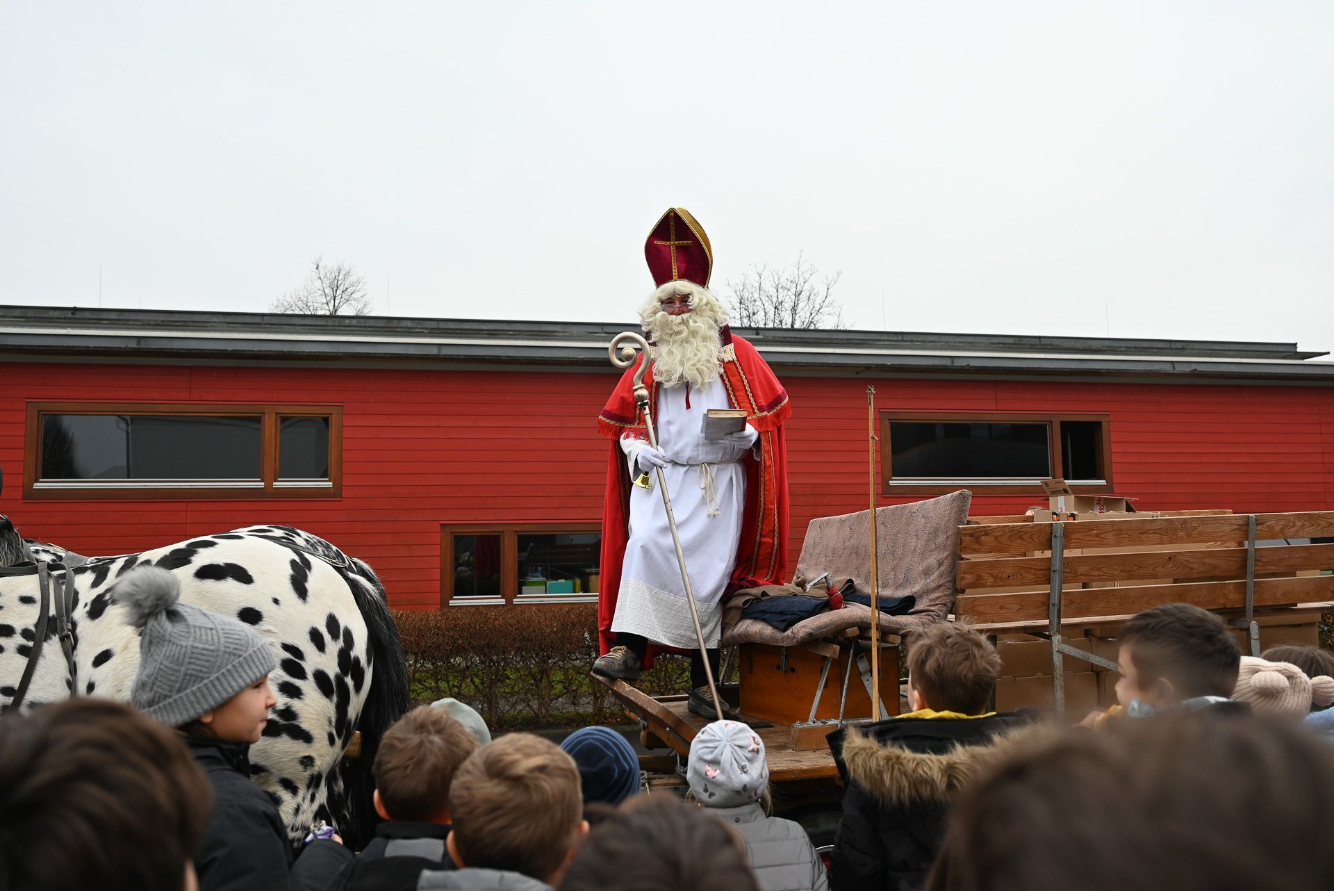 Für große Überraschung sorgte dieses Jahr der Nikolaus an der Volksschule Rotkreuz: Er kam mit der Pferdekutsche und hatte leckere Jause für sie dabei,