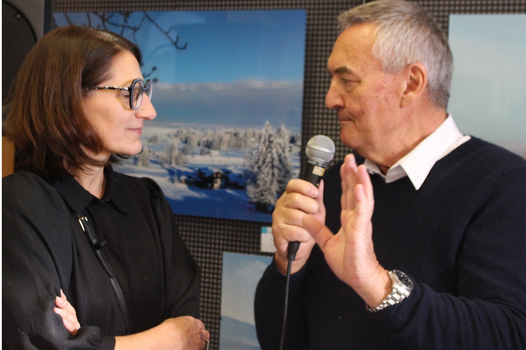 Juliana Krump, Leiterin des Kulturbüros Bregenzerwald beim Small-Talk mit Othmar Bereuter.   