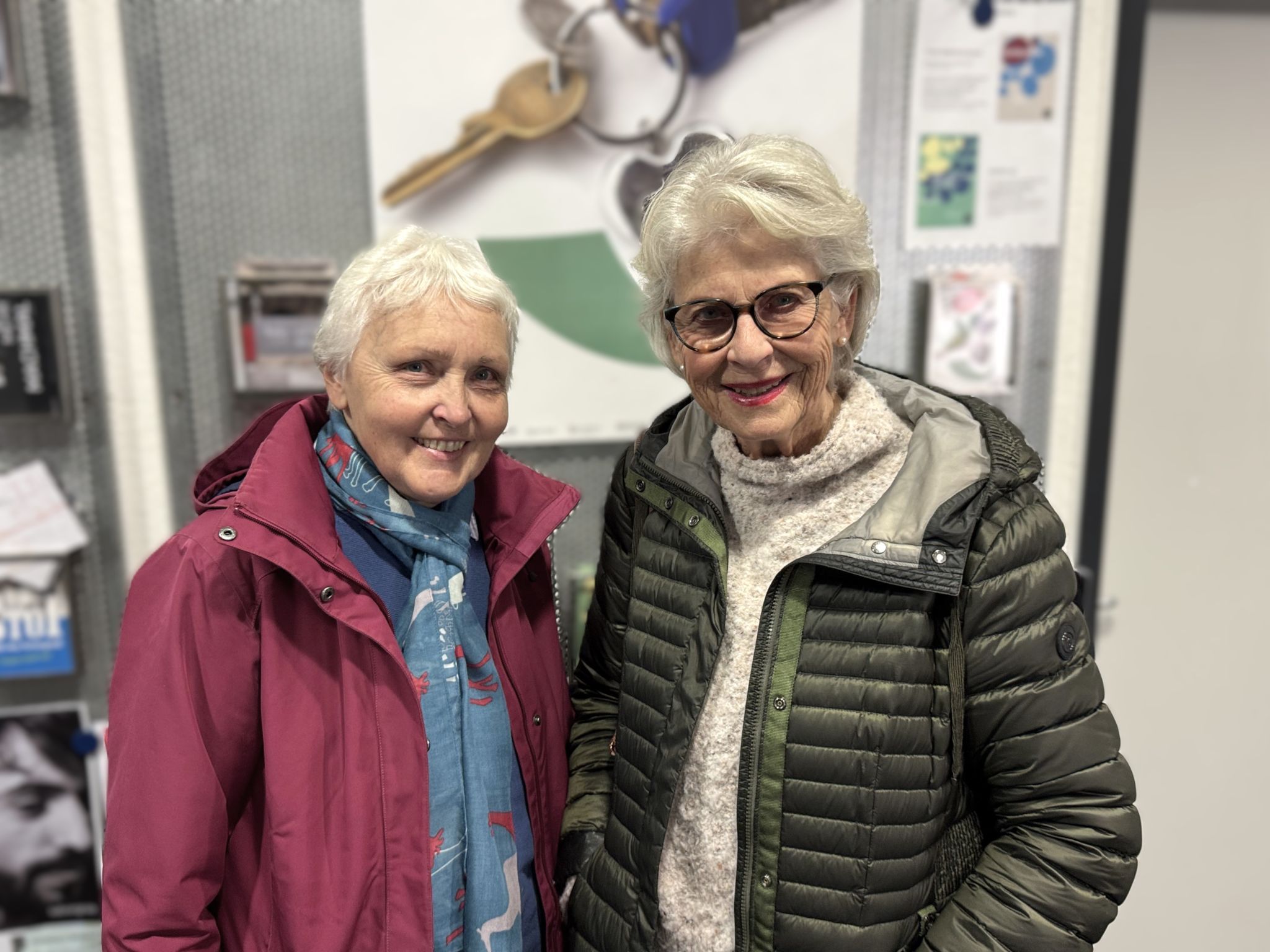 Bücherbegeistert: Waltraud Arnold und Gudrun Rossteuscher.