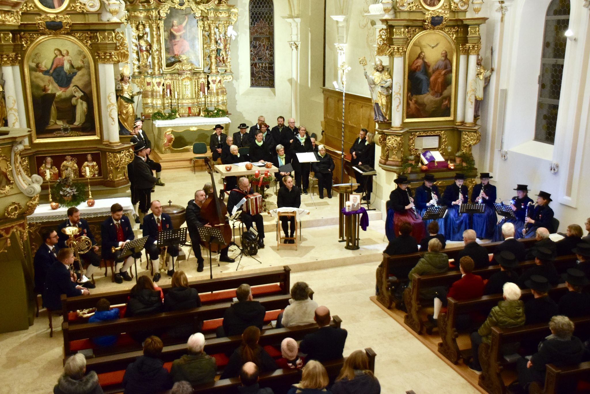 Der Vorarlberger Landestrachtenverband war mit seinem stimmungsvollen Adventkonzert in der Pfarrkirche Dalaas zu Gast.