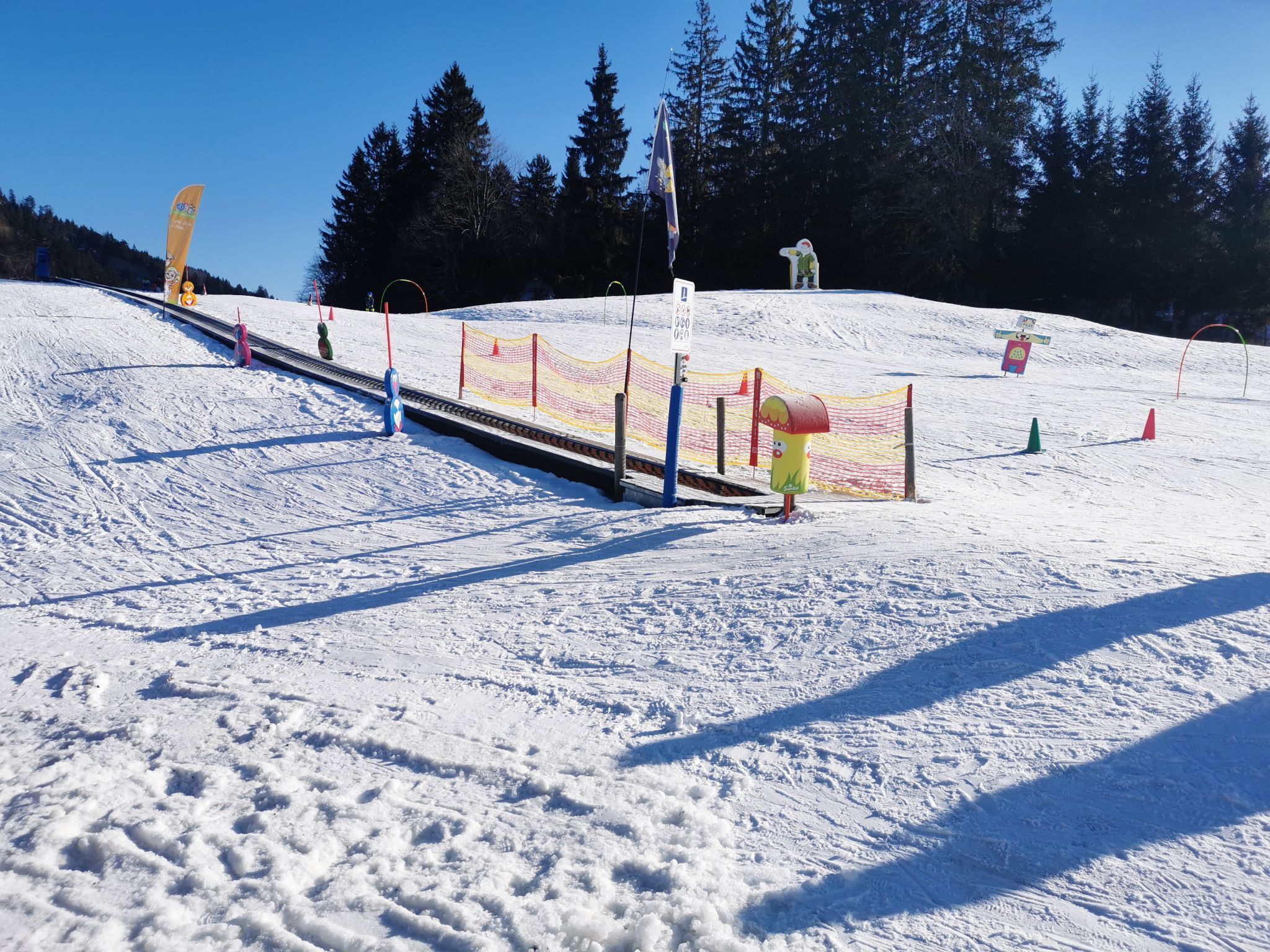 Während der Schulzeiten können sich die Kinder nachmittags am Zwergberg austoben.