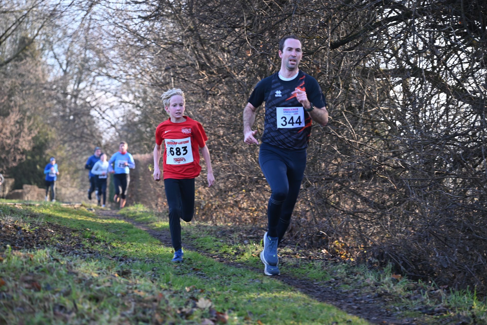 Schnell und fokussiert laufen sie an den zahlreichen Zusehern vorbei,.