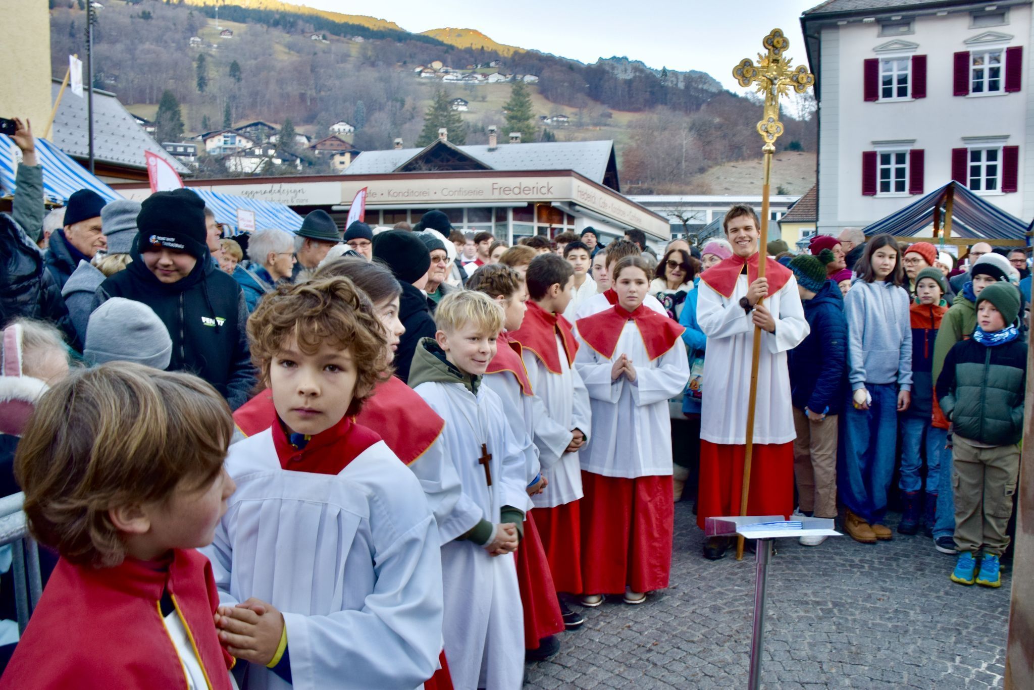 Unter den zahlreichen Mitfeiernden befanden sich beim Patroziniumsgottesdienst mit Glockenweihe auch Kinder und Jugendliche aus dem Pfarrverband.