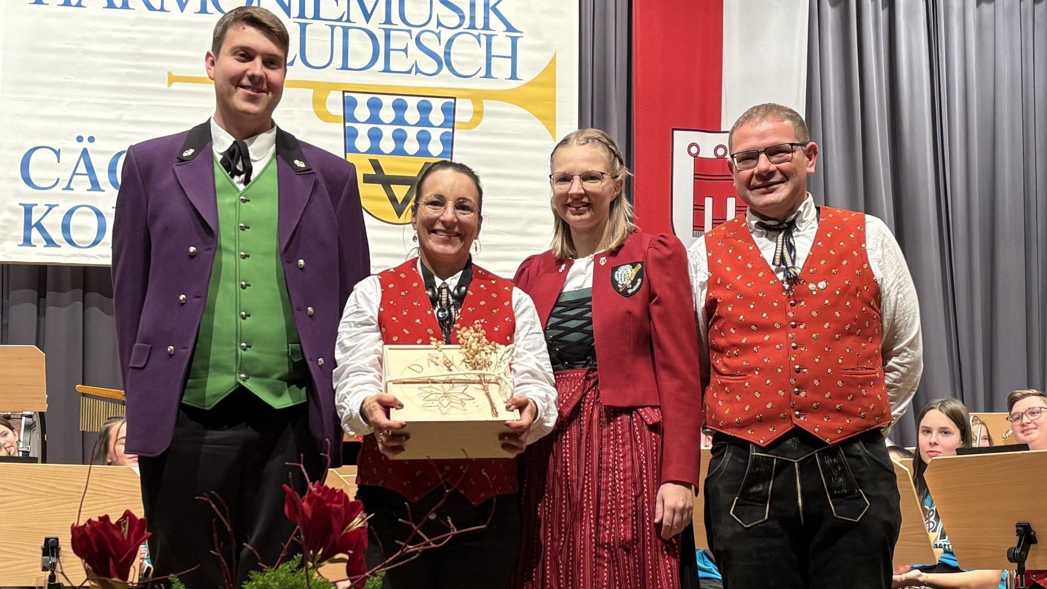 Obmann Marcel Hronek, Jasmin Ritsch, Obfrau Raphaela Küng und Obmann Johannes Köfler bei der Verabschiedung von Jasmin „Jassi“ Ritsch