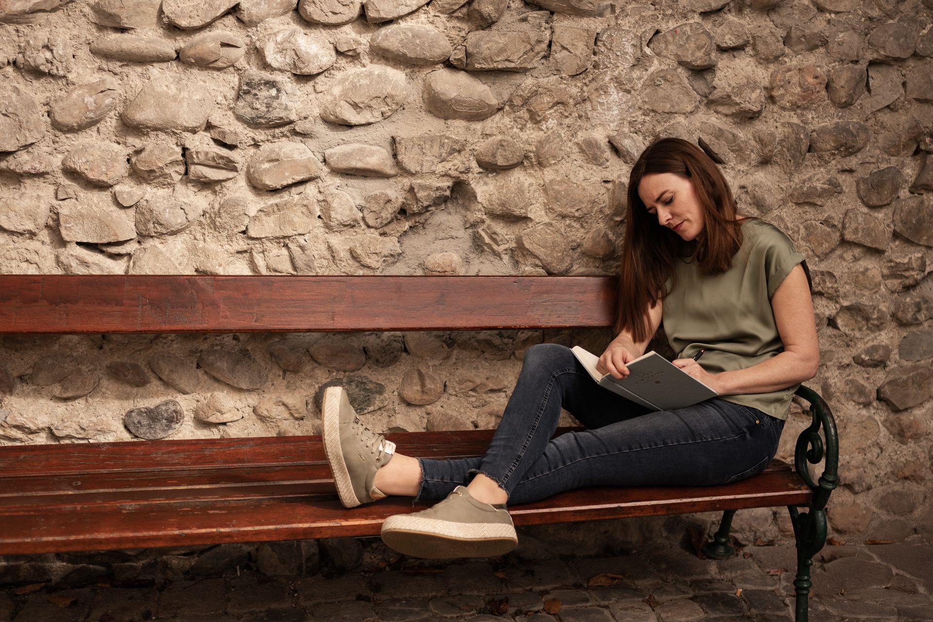 Die dreifache Mutter hält ihre Gedanken gerne schriftlich fest. (Glücksbild Fotografie)