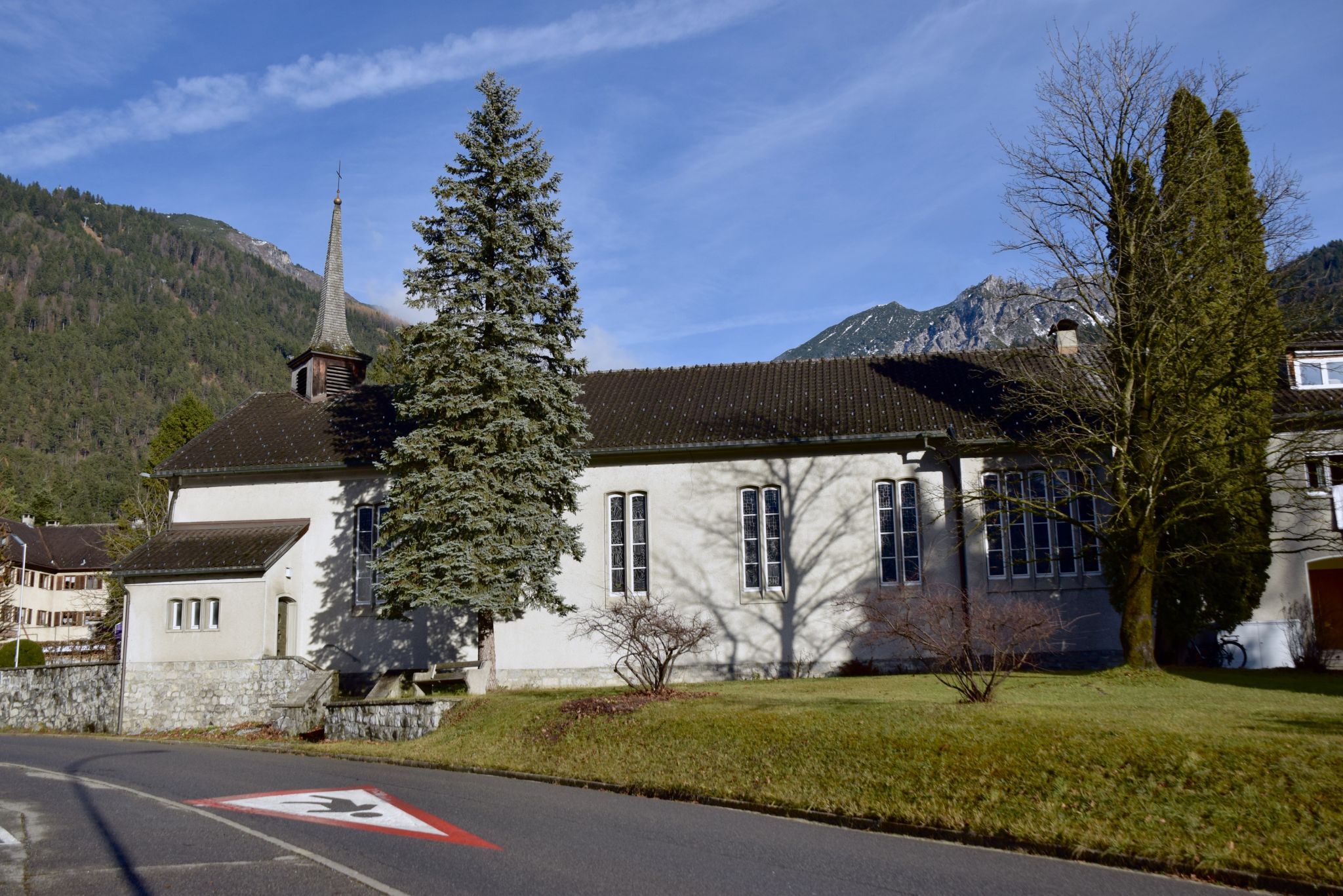 Die Pfarrkirche Herz-Mariae ist auch als Fatimakirche bekannt. Nach dem Zweiten Weltkrieg wurde sie auf dem Grundstück der Familie von Monsignore August Wachter errichtet.