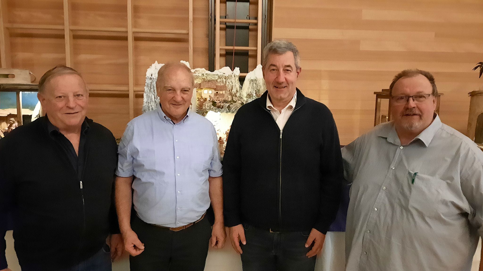 Krippenbaumeister Eugen Flatz, Werner Eberle (Hintergrundgestaltung), Landesobmann Dietmar Schneider mit Obmann Helmut Stadelmann