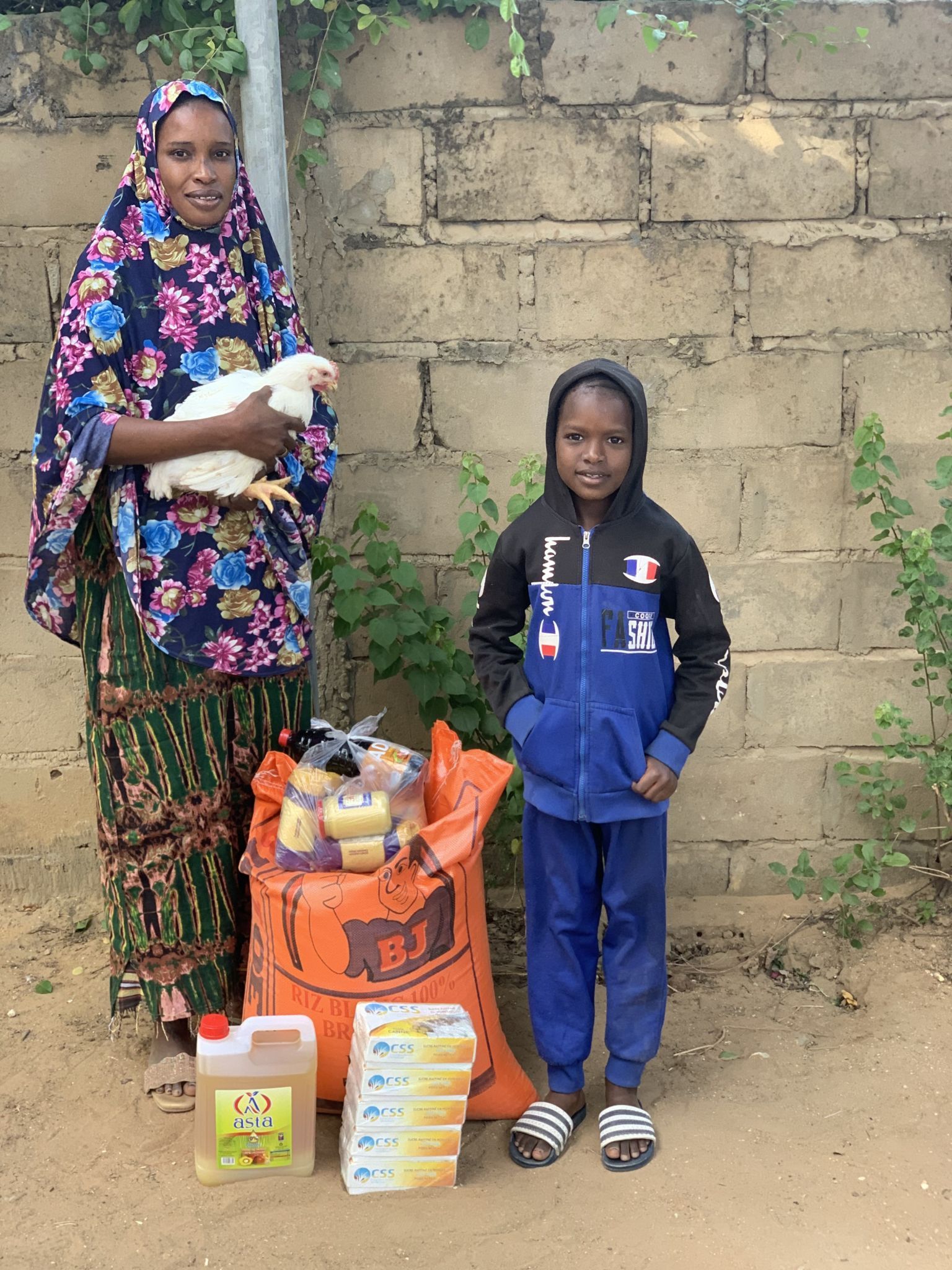 Frauen und Kinder posierten stolz mit ihren Lebensmittelpaketen für ein Foto.