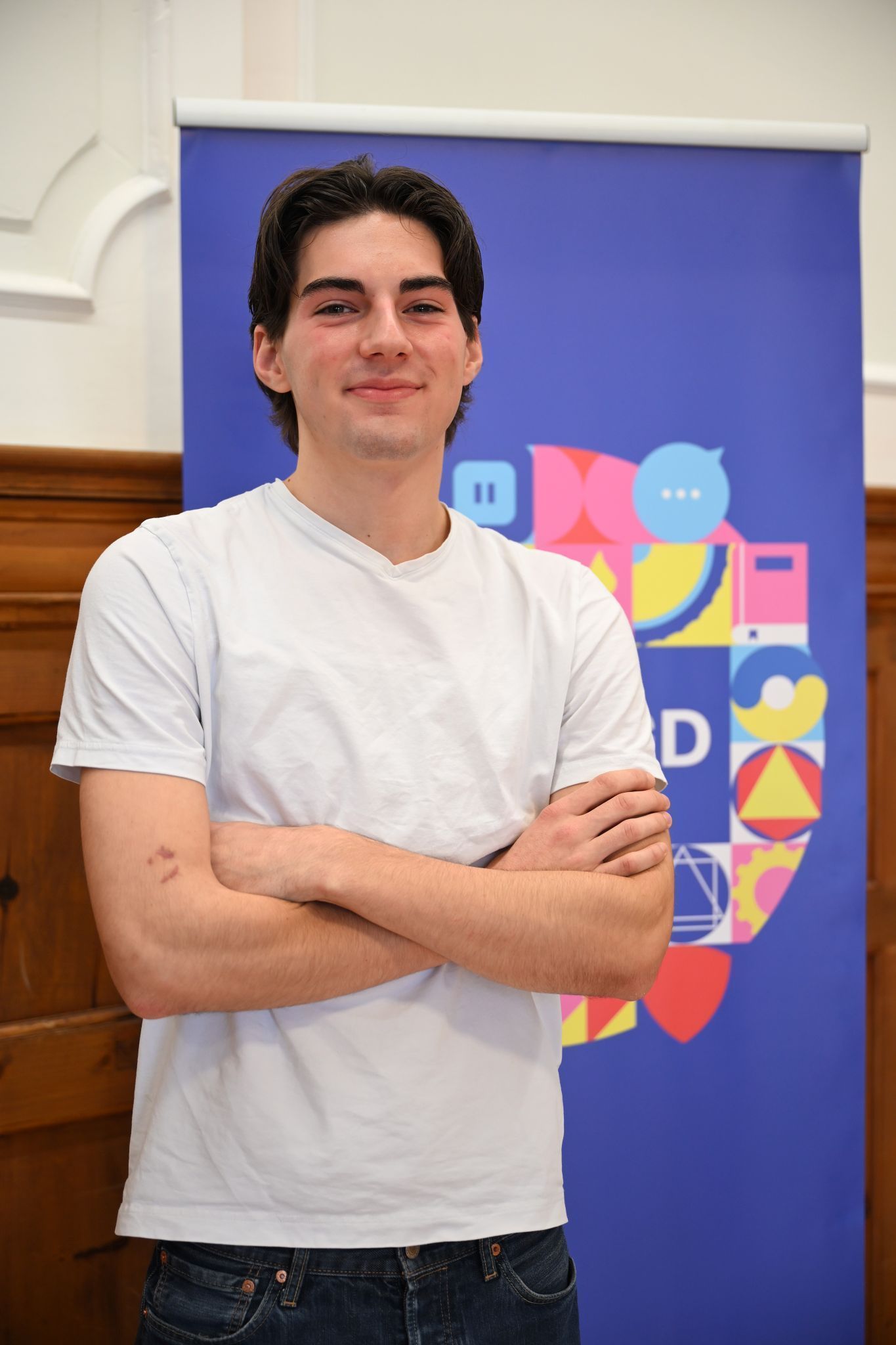 Maximilian Aufderklamm, 17 Jahre, Bregenz Wir haben sehr viel gelernt – so haben wir zum Beispiel konkrete Finanztipps bekommen unter anderem, auf was man bei Aktien achten muss oder wo es Schuldenfallen gibt. Auch die Selbstvorsorge war ein Thema – mir war zum Beispiel nicht bewusst, dass man sich nicht nur auf den Staat verlassen, sondern selber für die Pension vorsorgen sollte.