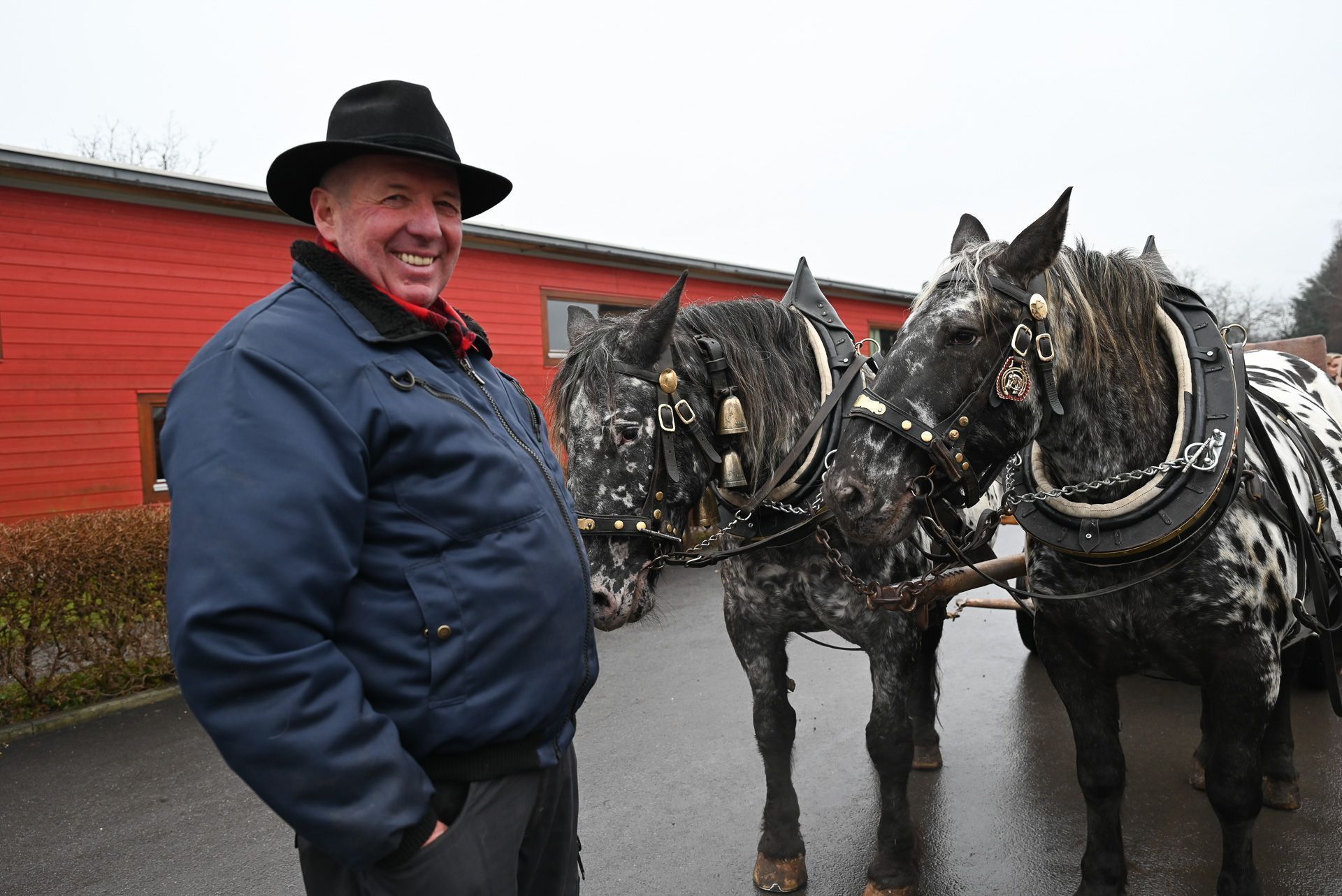 Kutscher Manfred Fitz brachte den Nikolaus mit seiner Pferdekutsche zur Schule.