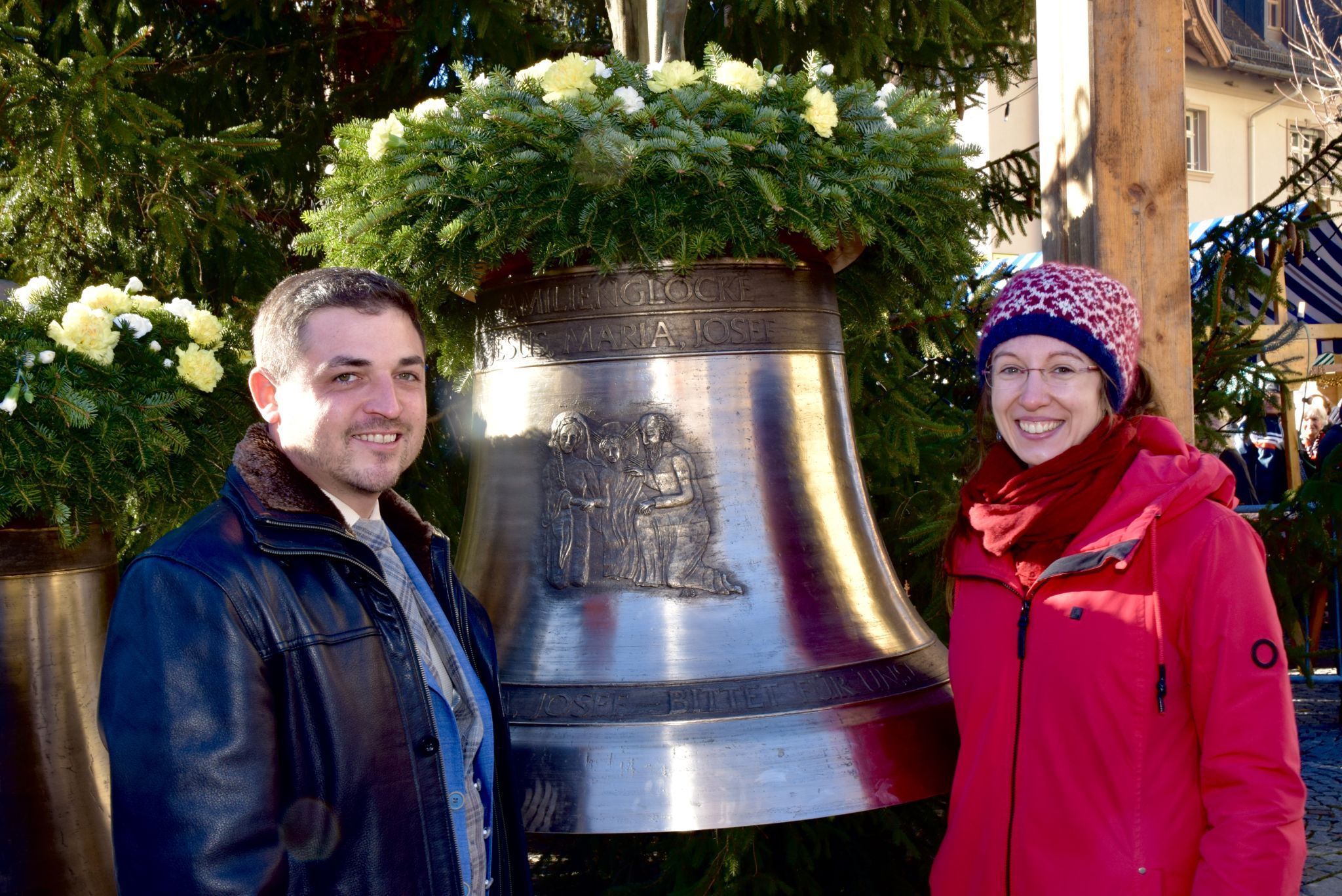 Anna Bertle aus Schruns - hier mit dem Geschäftsführer der Glockengießerei Bachert, Nicolai Wieland - hat die Familienglocke (Jesus, Maria und Josef) gestaltet.