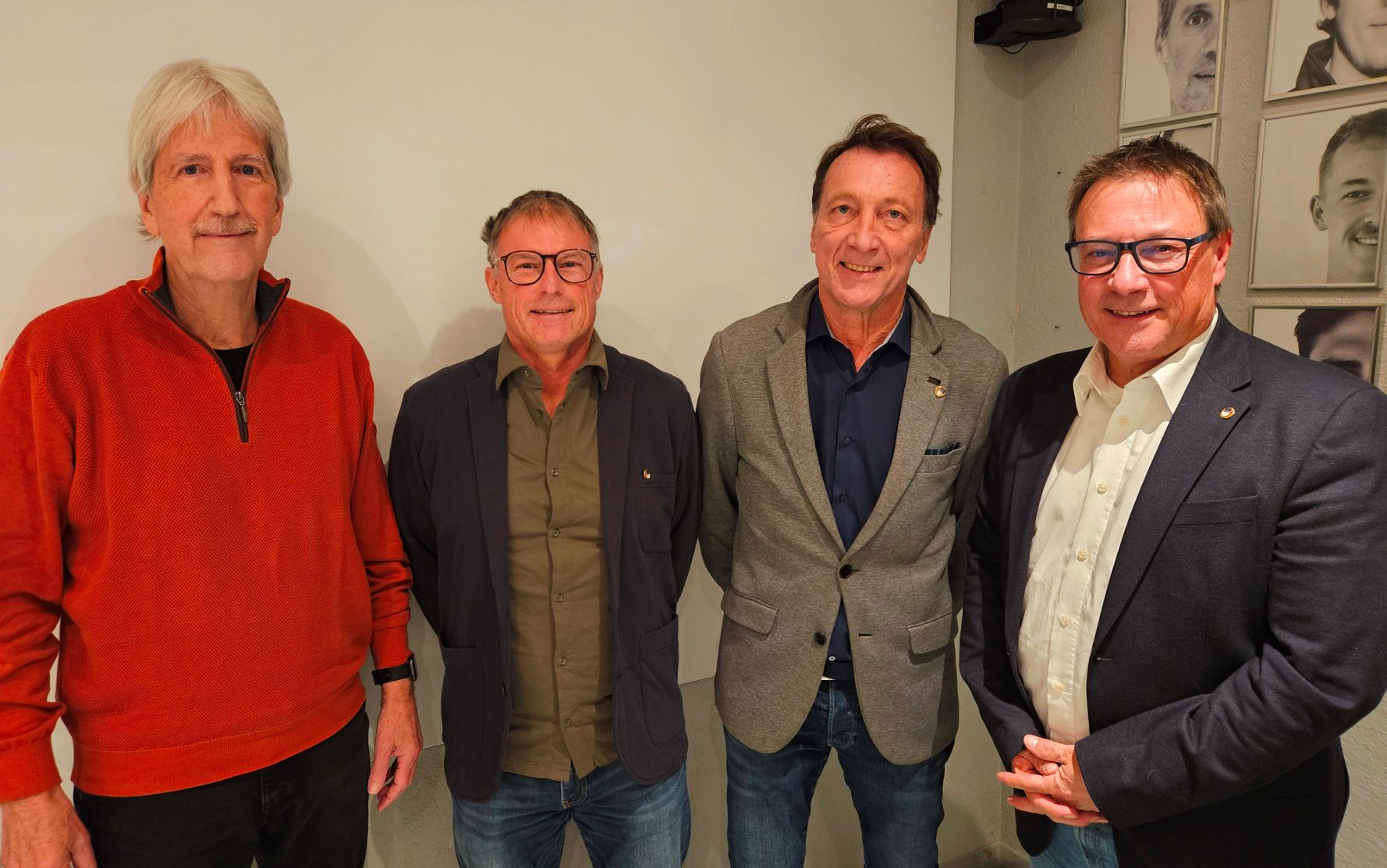 Die Ehrennadel des SV Lochau in Gold für Gabriel Ramsauer und Ralf Renoth, im Bild mit Manfred Obexer und Christoph Schmid. Es fehlt Robert Schwarz