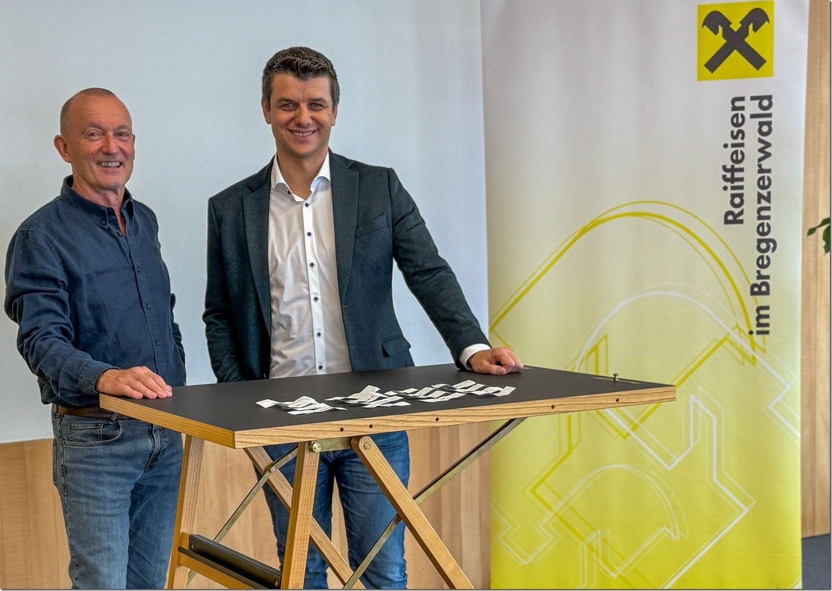 Luis Weidinger (l.) und Raiffeisen Mittel- und Hinterbregenzerwald Direktor Clemens Sutter freuen sich auf den Hallenzauber in Egg.PRIVAT