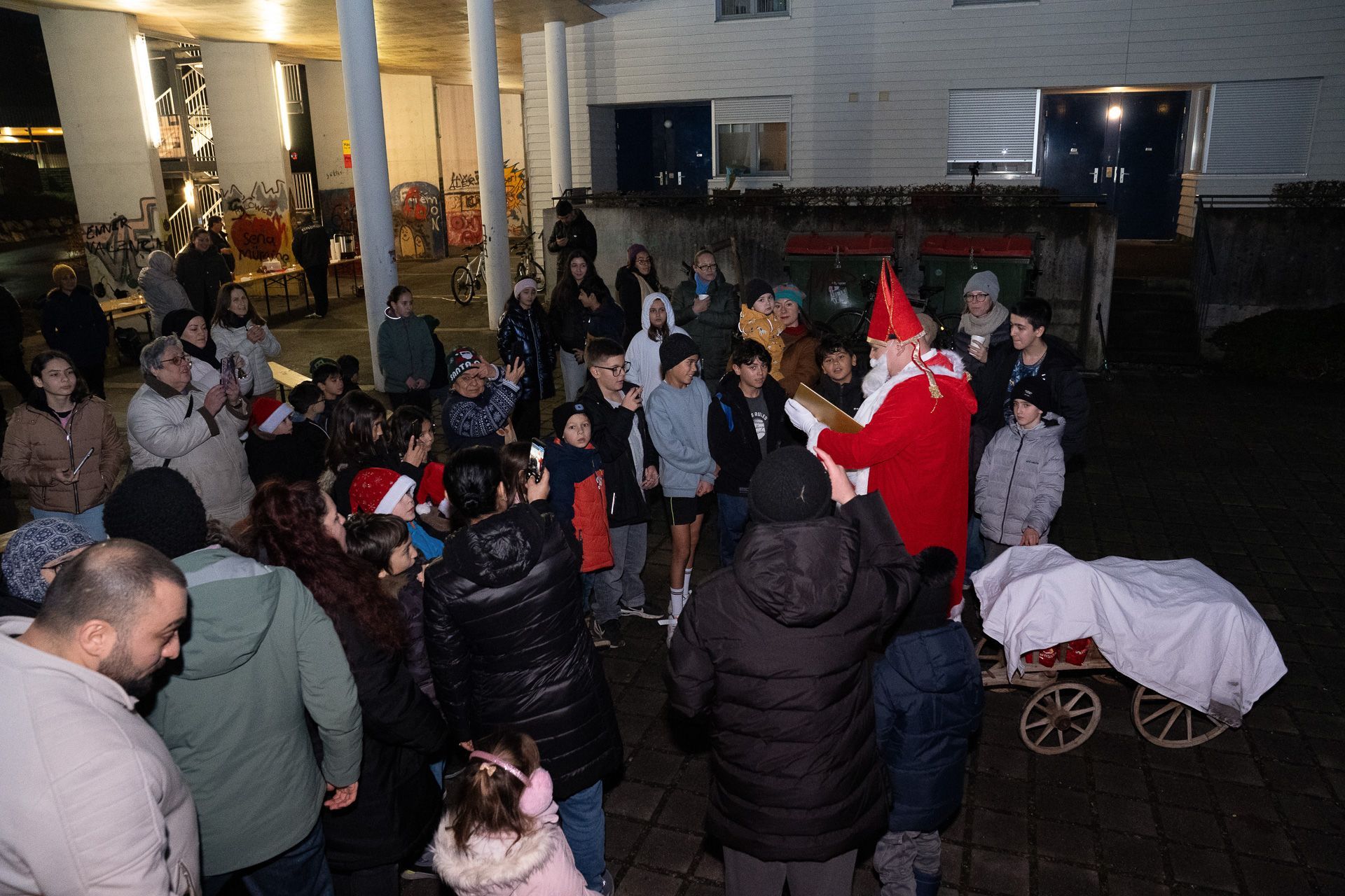 Für die vielen Kinder und Jugendliche hat der Nikolaus etwas mitgebracht. (Hüseyin Gürsoy)